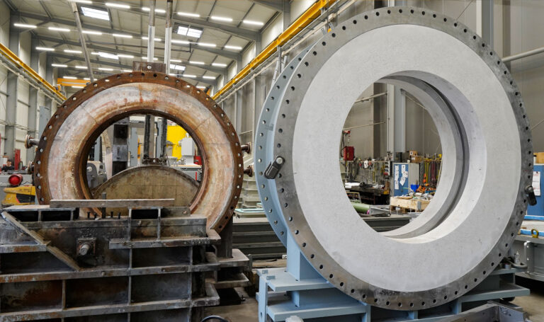 In this picture, two housings of Hot Blast Valves are standing next to each other. The one on the left is as delivered from the customer and still needs to be repaired, the one on the right has already been refurbished and looks like new again.