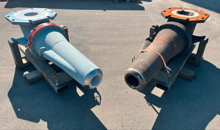 This picture shows two energy-saving Tuyere Stocks next to each other. On the left you can see a refurbished one ready for delivery to the customer. On the right hand you can see the delivery condition of such a component, which still requires refurbishment.
